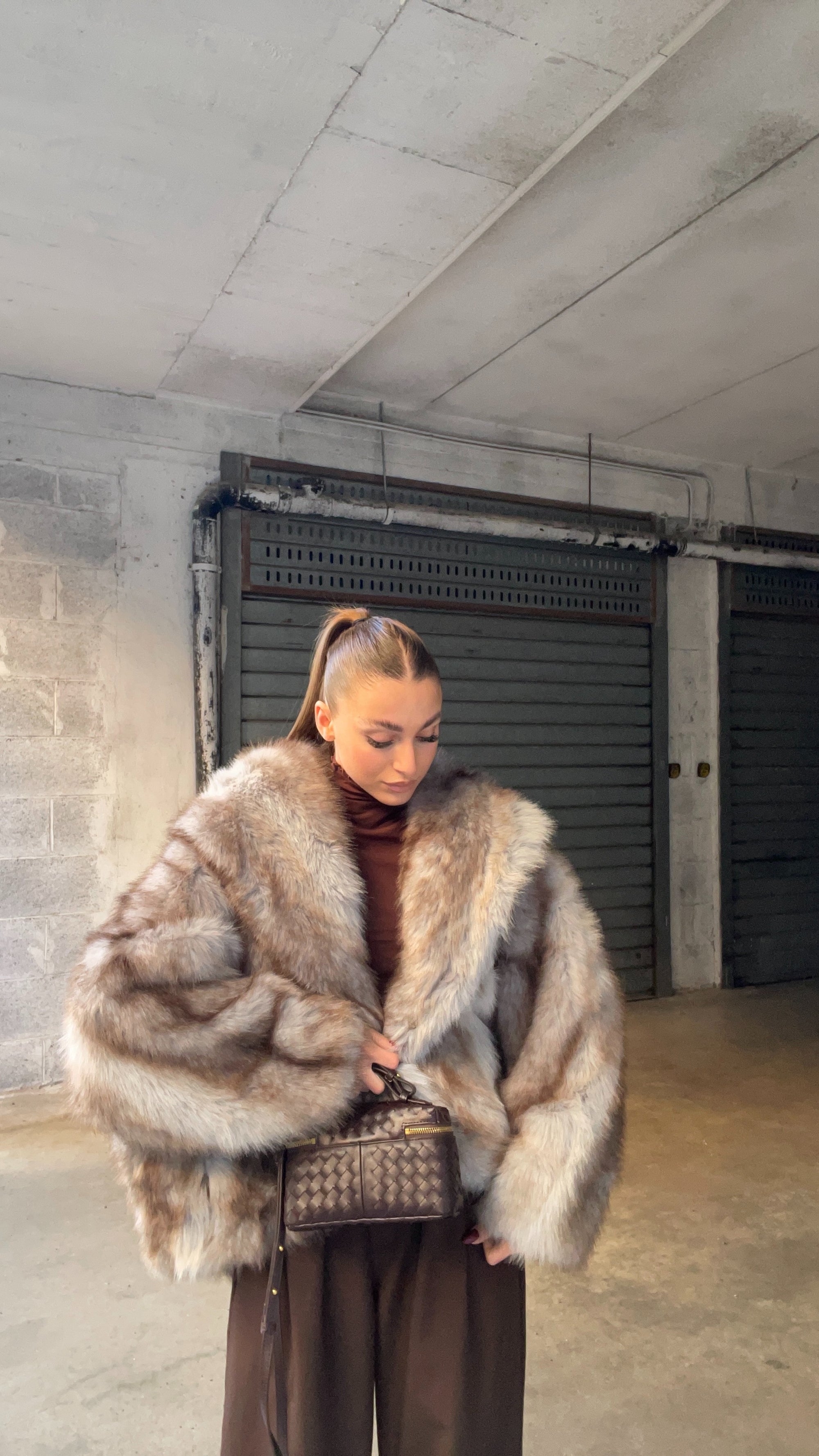 PELLICCIA ALASKA CON CAPPUCCIO