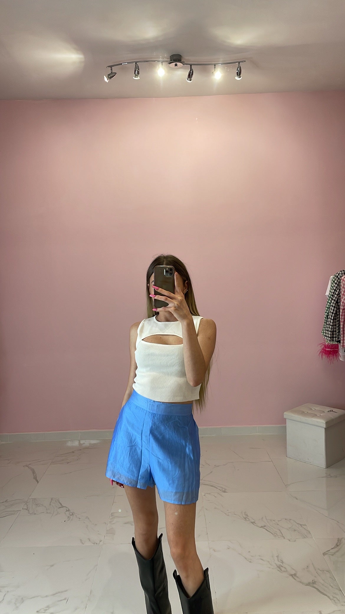 CROP TOP CON CUT OUT