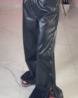 PANTALONE IN PELLE CON BOTTONI