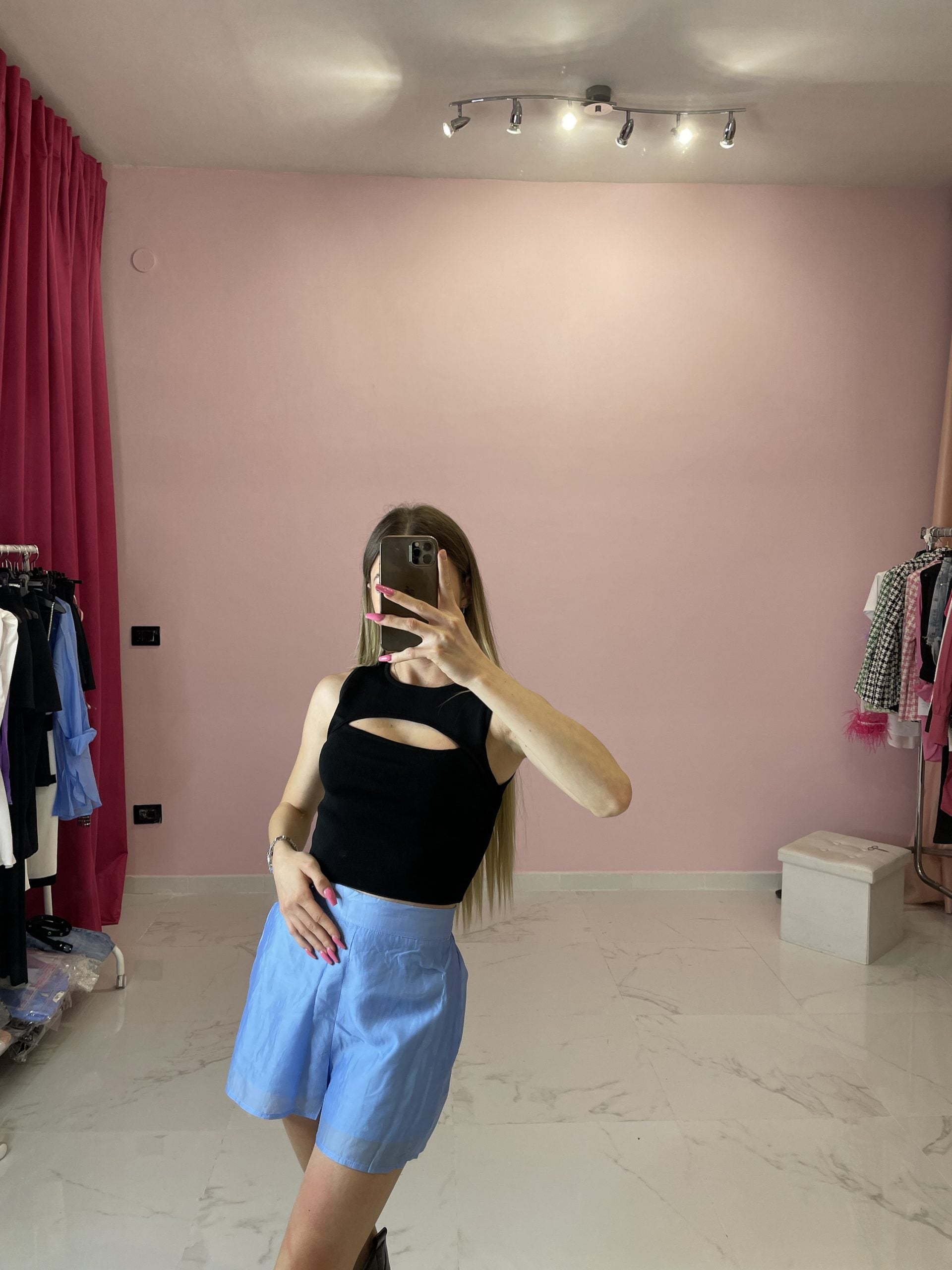 CROP TOP CON CUT OUT