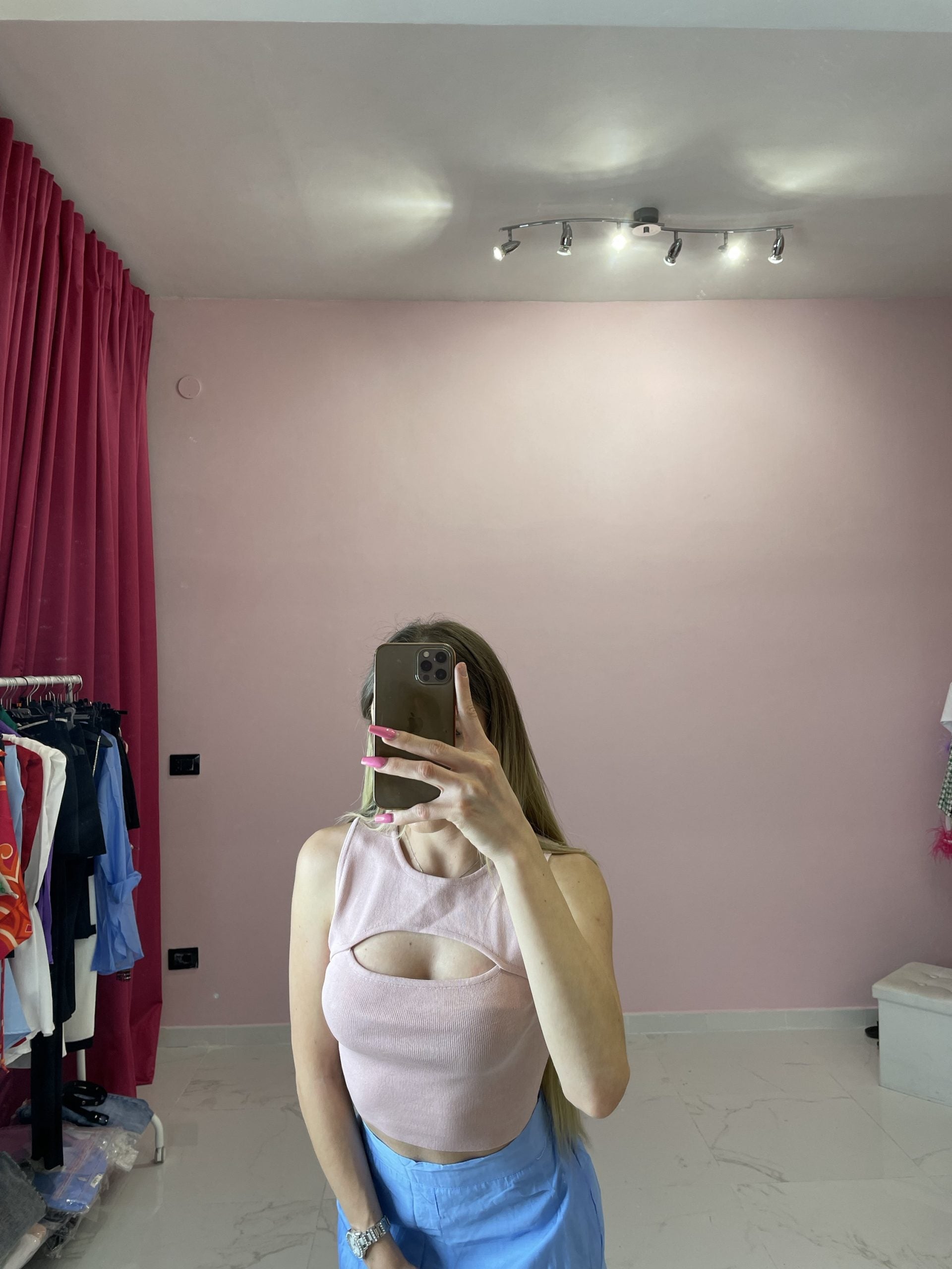 CROP TOP CON CUT OUT