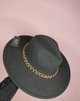 CAPPELLO CON CATENA