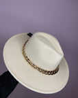 CAPPELLO CON CATENA
